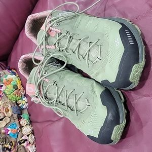On Running Cloud Waterproof Shoes Women's Size 10